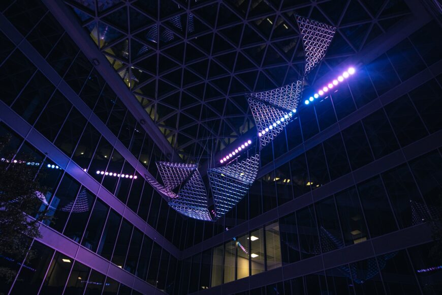 Atrium Envelopy zdobí originální skleněná stuha