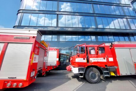 Hasiči v Envelopa Office Center cvičili zásah u hořícího elektromobilu