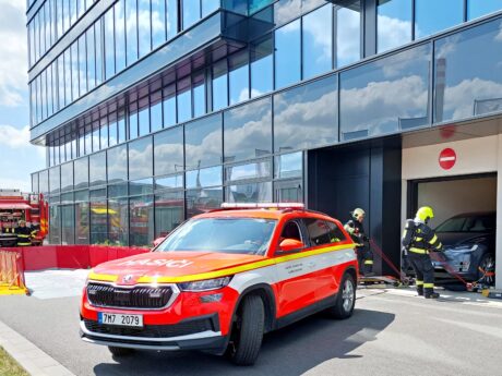Hasiči v Envelopa Office Center cvičili zásah u hořícího elektromobilu