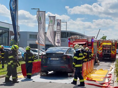 Hasiči v Envelopa Office Center cvičili zásah u hořícího elektromobilu
