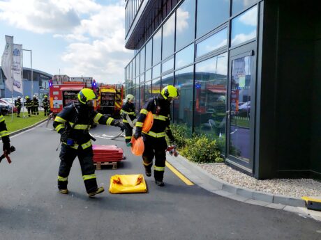 Hasiči v Envelopa Office Center cvičili zásah u hořícího elektromobilu