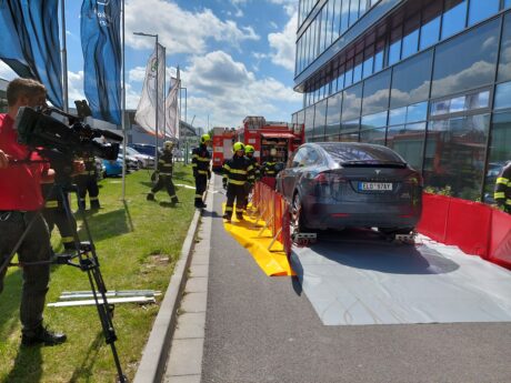 Hasiči v Envelopa Office Center cvičili zásah u hořícího elektromobilu