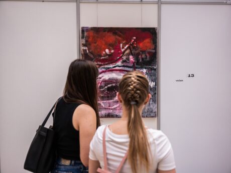 Vernisáž oficiálně zahájila výstavu obrazů Petra Zlamala v Envelopě