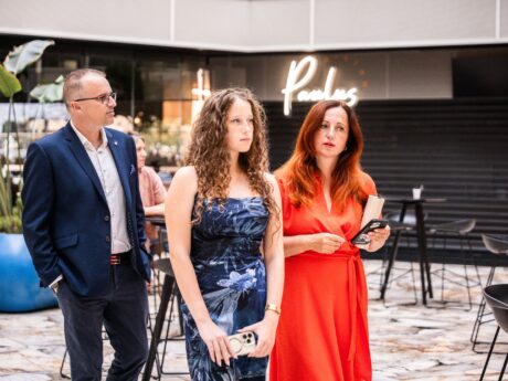 Vernisáž oficiálně zahájila výstavu obrazů Petra Zlamala v Envelopě