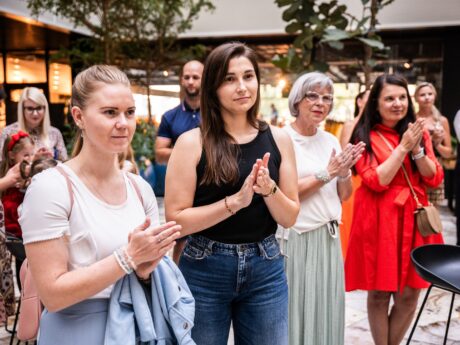 Vernisáž oficiálně zahájila výstavu obrazů Petra Zlamala v Envelopě