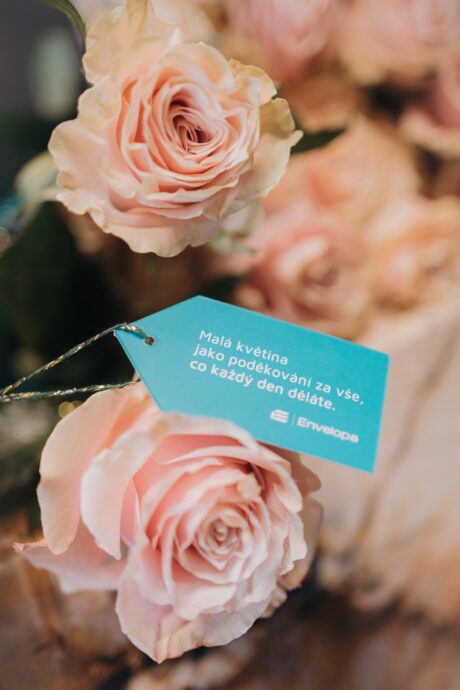 Budova Envelopa Office Center rozkvetla růžemi