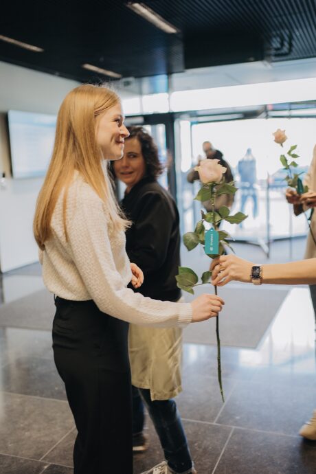 Budova Envelopa Office Center rozkvetla růžemi